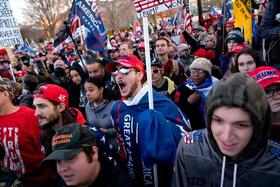 Partidarios de Donald Trump en una manifestación cerca del edificio de la Corte Suprema, en Washington DC, el 12 de diciembre de 2020