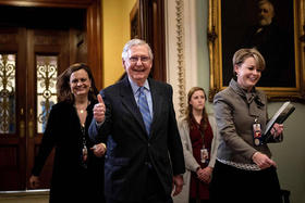 El líder de la mayoría republicana en el Senado, Mitch McConnell, a la salida de la sesión del juicio a Trump del viernes. El líder de la mayoría republicana en el Senado, Mitch McConnell, a la salida de la sesión del juicio a Trump del viernes