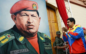 Nicolás Maduro contempla y aplaude a una imagen de Hugo Chávez en esta foto de archivo
