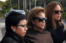 Cecilia Matos rodeada de sus hijas en el velatorio de Carlos Andrés Pérez