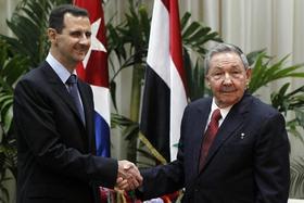 El presidente de Siria, Bashar al-Assad (i), saluda al presidente cubano, Raúl Castro (d) el lunes 28 de junio de 2010, en el Palacio de la Revolución de La Habana