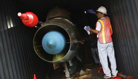 Un investigador panameño inspecciona un avión Mig21 encontrado oculto en la carga del buque norcoreano Chong Chon Gang, el 21 de julio de 2013