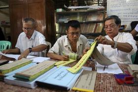 Contando los votos tras las elecciones en Birmania
