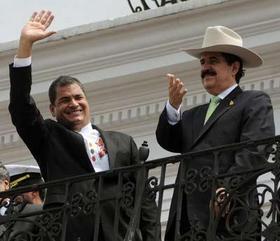 El presidente de Ecuador, Rafael Correa, junto al depuesto mandatario de Honduras, Manuel Zelaya