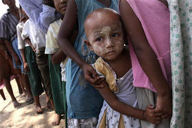 Sobrevivientes hacen cola para recoger arroz en un monasterio en las afueras de Yangón. (AP)