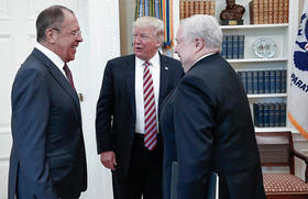 Donald Trump con el ministro de Relaciones Exteriores de Rusia, Sergei Lavrov (izq.) y el embajador ruso Sergey Kislyak, el 10 de mayo de 2017, en la Casa Blanca. La foto fue publicada por la oficina del Ministerio de Exteriores de Rusia