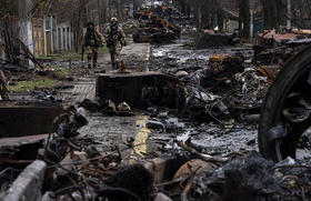 Soldados caminan entre tanques rusos destruidos en Bucha, en las afueras de Kiev, Ucrania, el 3 de abril de 2022