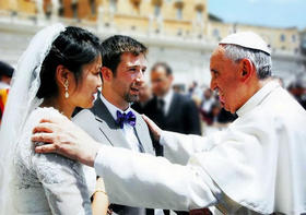 El Papa Francisco saluda a una pareja joven