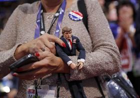 Delegada sostiene un muñeco de Donald Trump, en el segundo día de la Convención Republicana