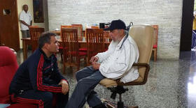 El ministro de las fuerzas armadas venezolanas, general Vladimir Padrino, postrado ante Fidel Castro