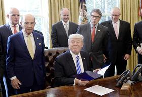 El presidente estadounidense, Donald J. Trump (c), durante una reunión del Consejo Económico Nacional en el despacho oval de la Casa Blanca en Washington, Estados Unidos, el 24 de marzo de 2017
