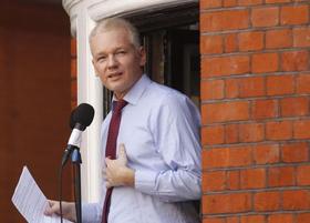 El fundador de WikiLeaks, Julian Assange, hace declaraciones a la prensa desde una ventana de la Embajada de Ecuador en Londres
