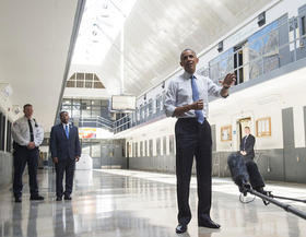 El presidente estadounidense Barack Obama habla luego de su recorrido por una institución penal federal en Reno, Oklahoma