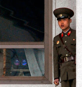 Soldados norcoreanos observan el lado surcoreano, en el pueblo fronterizo del Panmunjom, el 26 de marzo de 2009. (AP)