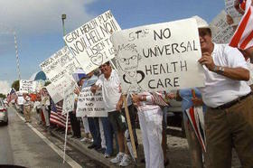 Exiliados cubanos en Miami se manifiestan en contra de un plan de salud universal, que permita beneficios para todos, en esta foto de archivo
