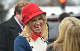 En esta foto de archivo tomada el 20 de enero de 2017, Kellyanne Conway, asesora presidencial de Donald Trump, abandona la Iglesia Episcopal de St. John en Washington, DC, antes de la inauguración de Trump