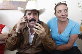 El depuesto presidente Manuel Zelaya (i) habla por teléfono en presencia de su esposa, Xiomara Castro (d), en esta foto de archivo del 21 de septiembre de 2009