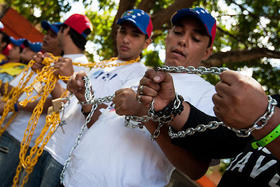Grupo de estudiantes venezolanos que desde el pasado jueves reclamaba frente a la Embajada cubana en Caracas información sobre la salud del presidente Hugo Chávez. El lunes el grupo abandonó su protesta, tras el regreso del mandatario al país. Grupo de estudiantes venezolanos que desde el pasado jueves reclamaba frente a la Embajada cubana en Caracas información sobre la salud del presidente Hugo Chávez. El lunes el grupo abandonó su protesta, tras el regreso del mandatario al país