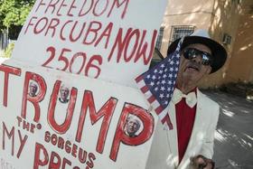 Un cubano muestra su apoyo a Donald Trump en Miami