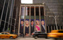 Edificio de News Corp en Nueva York, con fotografías de Bret Baier, Martha MacCallum, Tucker Carlson, Laura Ingraham y Sean Hannity en esta foto de archivo. Carlson ya no forma parte de la cadena