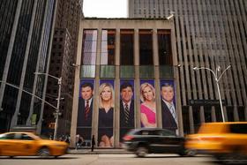 Edificio de News Corp en Nueva York, con fotografías de Bret Baier, Martha MacCallum, Tucker Carlson, Laura Ingraham y Sean Hannity en esta foto de archivo. Carlson ya no forma parte de la cadena