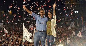 Ollanta Humala y su esposa, Nadine Heredia, agradecen el apoyo de los electores