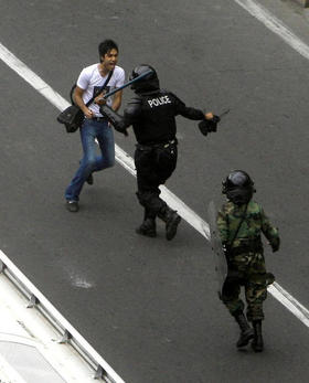 Represión policial contra manifestantes en Teherán, tras conocerse los resultados de las elecciones presidenciales. (AFP)