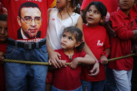 Simpatizantes del candidato Mauricio Funes, del FMLN, en Zaragoza, El Salvador, el 9 de marzo de 2009. (AP)