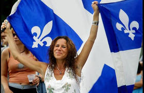 Mujer con la bandera de Quebec