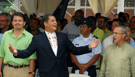 El presidente de Ecuador Rafael Correa celebra su victoria electoral, en Guayaquil, el 26 de abril de 2009