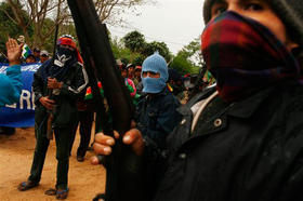 Partidarios de Evo Morales, armados, marchan hacia la ciudad de Santa Cruz, Bolivia