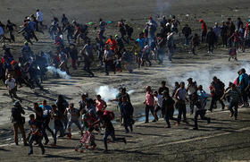 Caravana de migrantes en la frontera con Estados Unidos es dispersada con gases lacrimógenos durante un intento por entrar sin autorización en territorio estadounidense