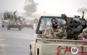 Rebeldes libios abandonan Ajdabiya, Libia, bajo el fuego de las tropas del coronel Muamar Gadafi, en esta foto de archivo del 17 de abril de 2011