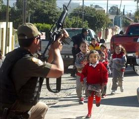Niños corren durante una balacera en Tijuana, México