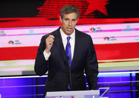 Beto O'Rourke durante la primera noche de debate presidencial demócrata en Miami