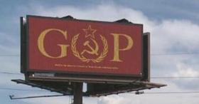 Una valla publicitaria en Denver, Colorado, donde se remplazó la «O» de GOP con la hoz y el martillo