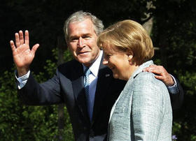 Bush y Angela Merkel, durante la gira del presidente estadounidense por Europa. (AP)