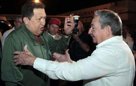El presidente cubano Raúl Castro (d) recibe al mandatario venezolano Hugo Chávez (i) el 8 de junio de 2011
