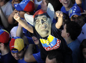 Participantes en una manifestación electoral en Venezuela