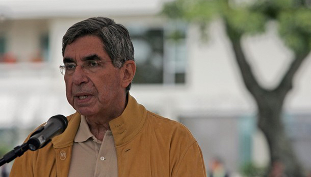 Óscar Arias, presidente de Costa Rica, durante las negociaciones entre las comisiones de Manuel Zelaya y Roberto Micheletti. (AFP)