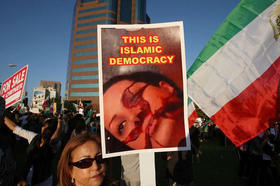 Iraníes residentes en Estados Unidos se manifiestan con la foto de una joven asesinada en las calles de Teherán. (AFP)
