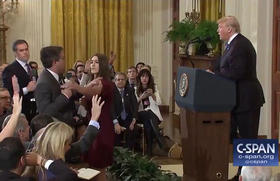 El periodista Jim Acosta y el presidente Donald Trump en conferencia de prensa
