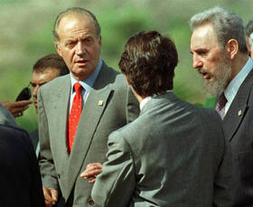 El rey de España Juan Carlos I y el entonces gobernante cubano Fidel Castro se entrevistan por primera vez en Guadalajara (México), durante el segundo y último día de la I Cumbre Iberoamericana