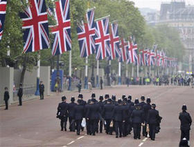 Agentes de policía en la avenida de The Mall, que lleva al Palacio de Buckingham, antes del inicio de la boda real