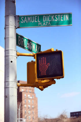 Letrero que indica la Samuel Dickstein Plaza