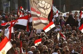 Los egipcios celebraron el martes una de sus mayores manifestaciones hasta ahora pidiendo la marcha del presidente Hosni Mubarak