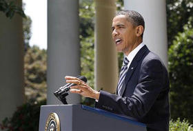 El presidente Obama habla a los medios en el Jardín de Rosas de la Casa Blanca, el 2 de agosto de 2011