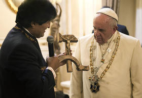 A su llegada a Bolivia, el papa Francisco fue obsequiado por el presidente del país con un Cristo clavado en la hoz y el martillo