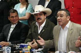 El presidente de Ecuador, Rafael Correa, el depuesto de Honduras, Manuel Zelaya, y el de El Salvador, Mauricio Funes