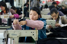 Trabajadoras en una factoría de Hangzhou, China, el 9 de diciembre de 2008. (AP)